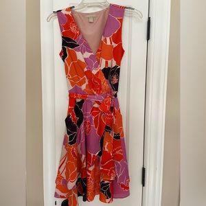 Sleeveless flowered dress with V-neck, bow and Pockets!